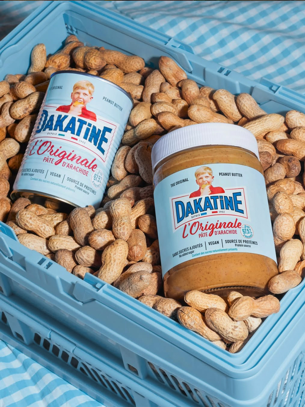 Boîte et pot Dakatine L'Originale dans une cagette de cacahuètes en coque