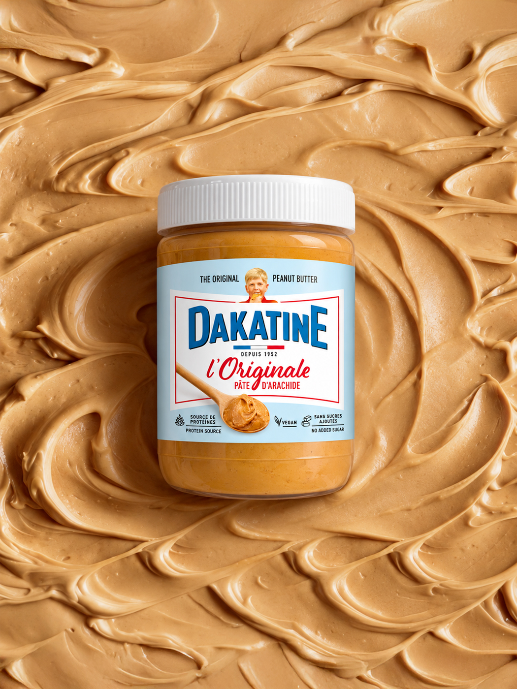 Pot Dakatine L'Originale posé sur un fond de pâte d'arachide lissée