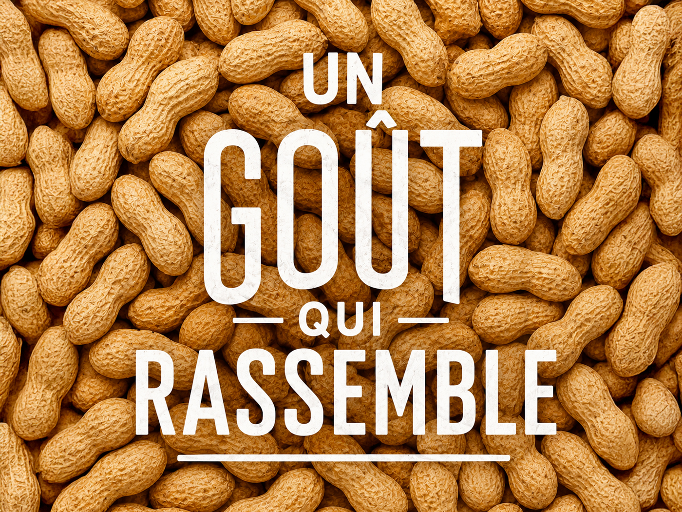 Signature « Un goût qui rassemble » sur un lit de cacahuètes en coque