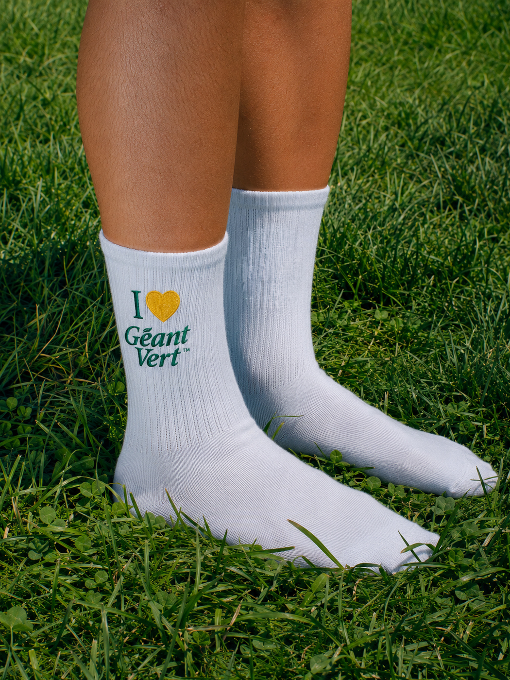 Chaussettes brodées du logo Géant Vert et d'un cœur jaune, goodies de la campagne