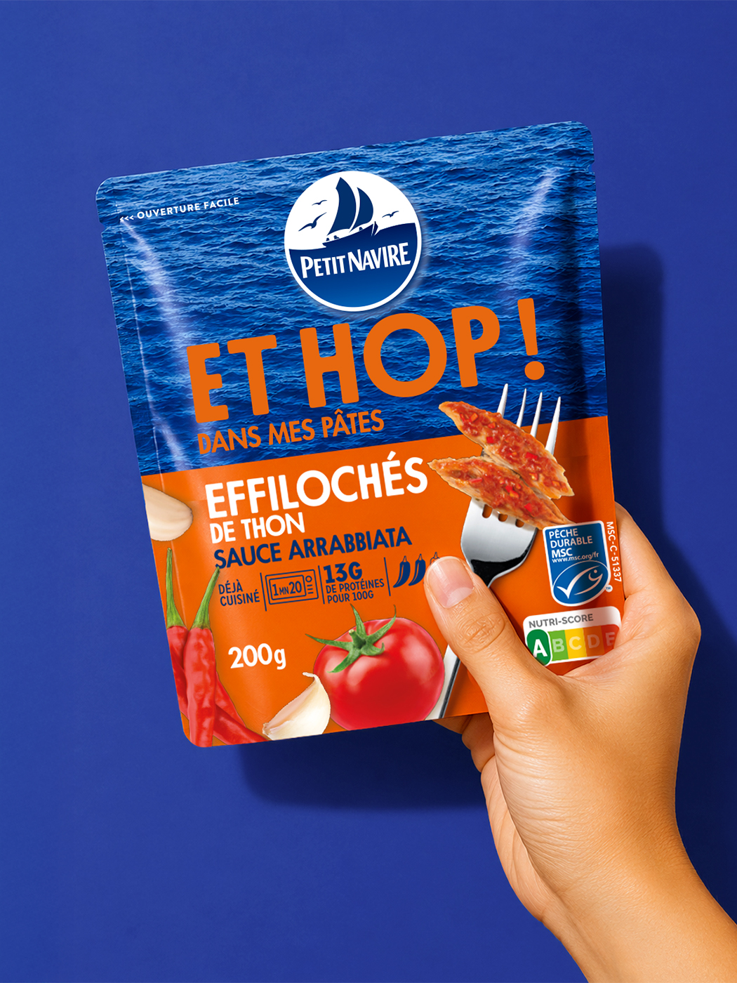 Sachet Petit Navire Et Hop ! effilochés de thon sauce arrabbiata, tenu à la main