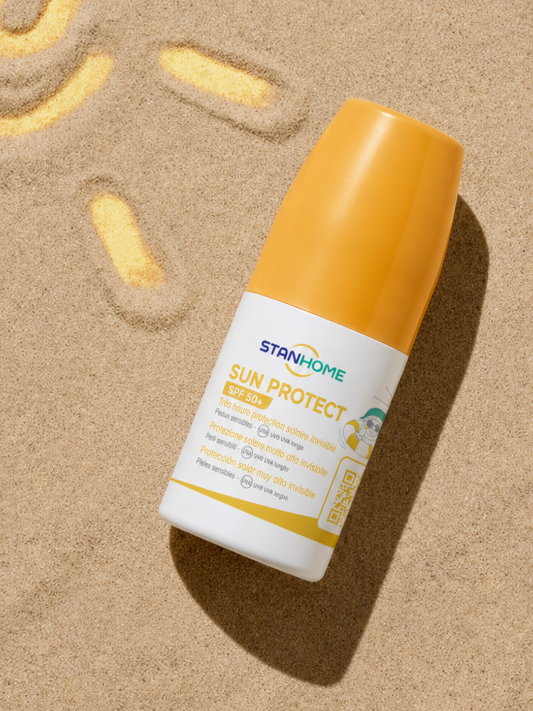 Flacon Stanhome Sun Protect SPF 50+ posé sur le sable, près d'un soleil dessiné
