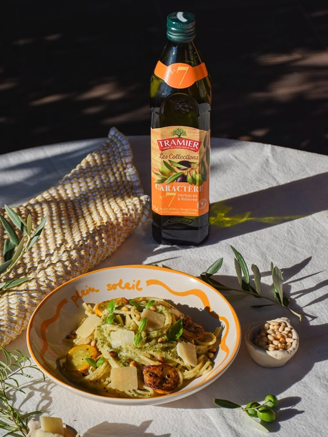 Bouteille Tramier Les Collections Caractère n° 7 et assiette de pâtes au pesto