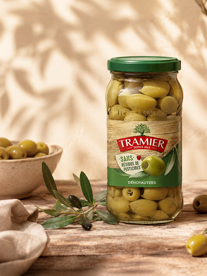 Bocal d'olives vertes dénoyautées Tramier, avec la mention « Sans résidus de pesticides »