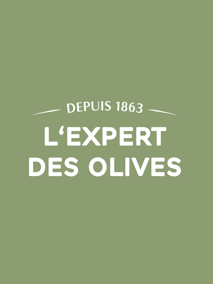 Signature « Depuis 1863, l'expert des olives » sur fond vert amande